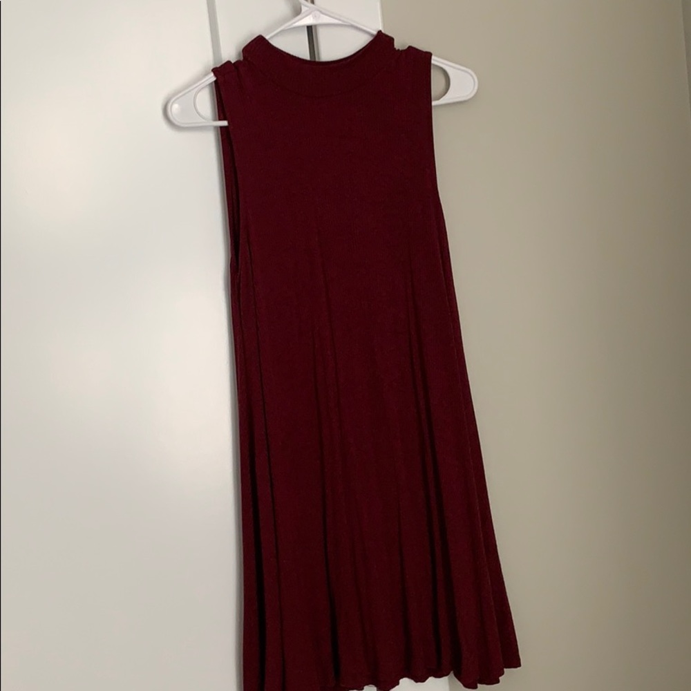 sleeveless maroon  dress